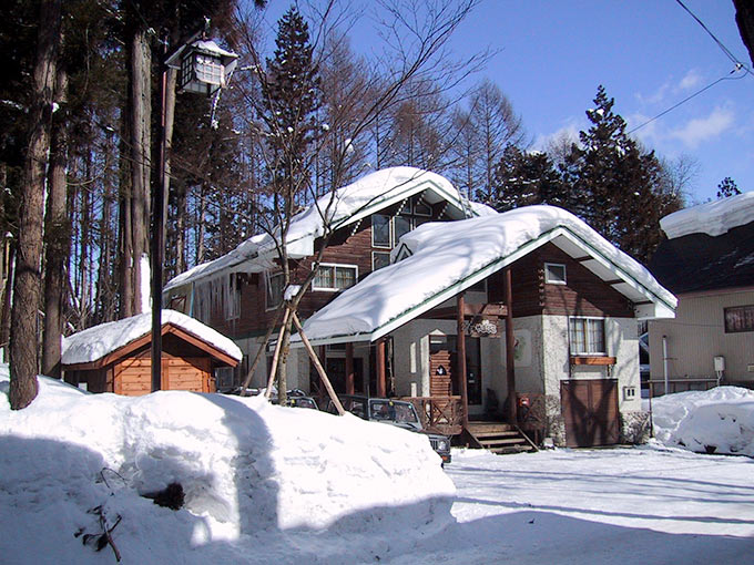 雪の中の「山荘やまびこ」