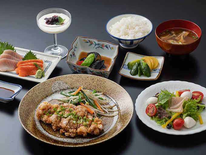 夕食の一例（メニューは日替わりです）